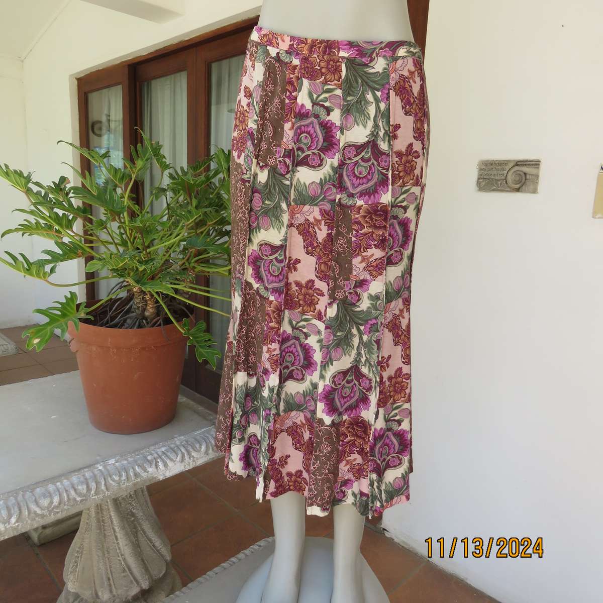 High quality vintage skirt in 12 panels. Size 36. Baroque patterns in cream-green-purple. Lined.
