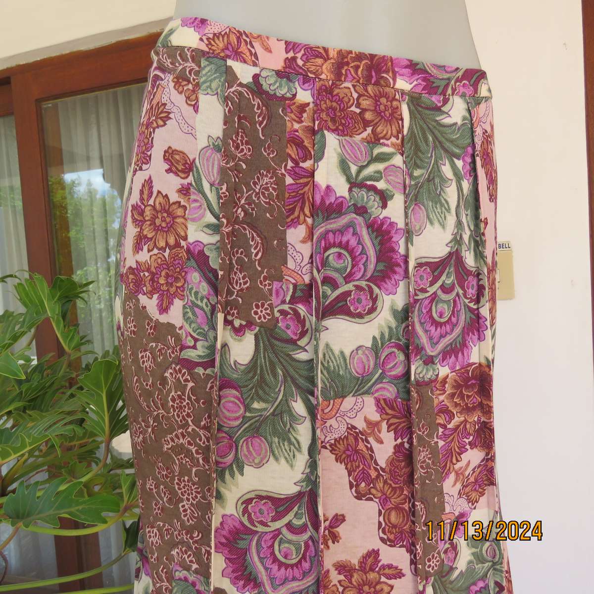 High quality vintage skirt in 12 panels. Size 36. Baroque patterns in cream-green-purple. Lined.