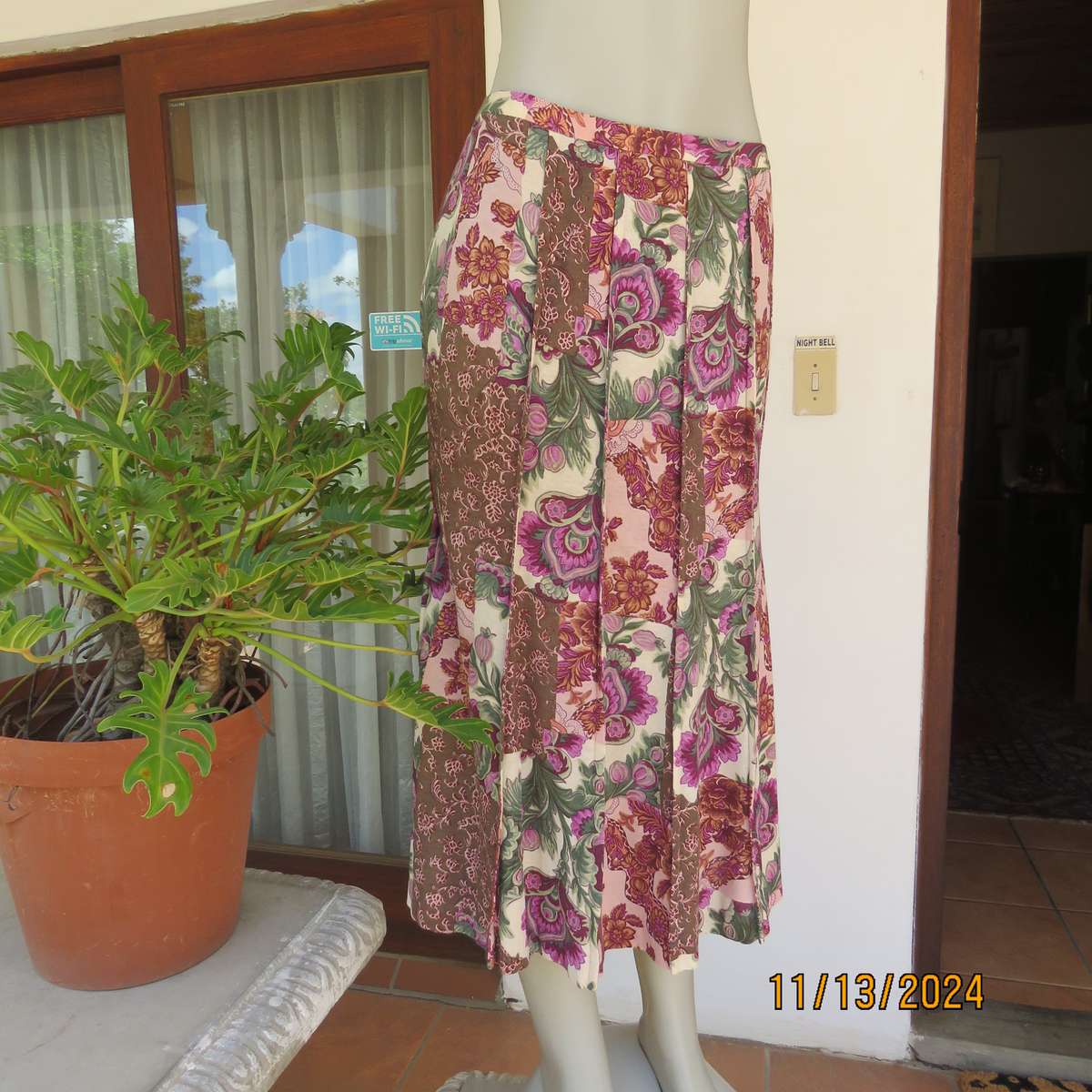 High quality vintage skirt in 12 panels. Size 36. Baroque patterns in cream-green-purple. Lined.