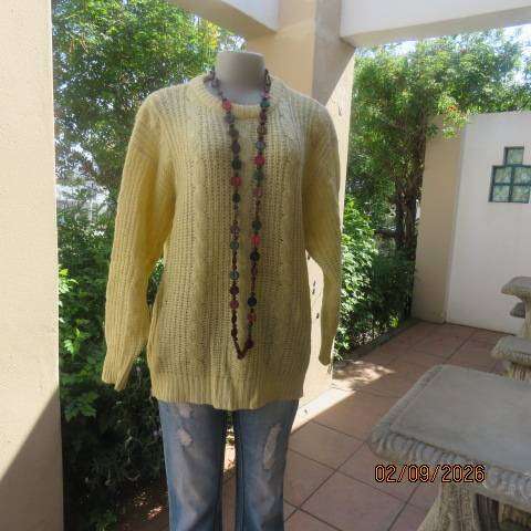 Banana yellow acrylic knit long sleeve jumper with cable pattern and crew neck size 40