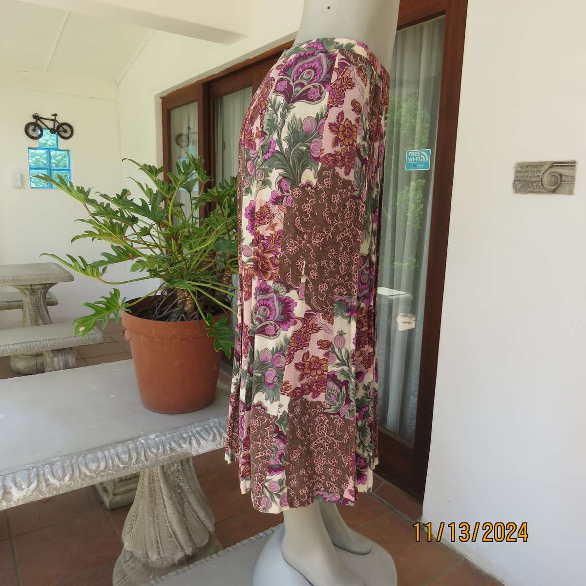 High quality vintage skirt in 12 panels. Size 36. Baroque patterns in cream-green-purple. Lined.