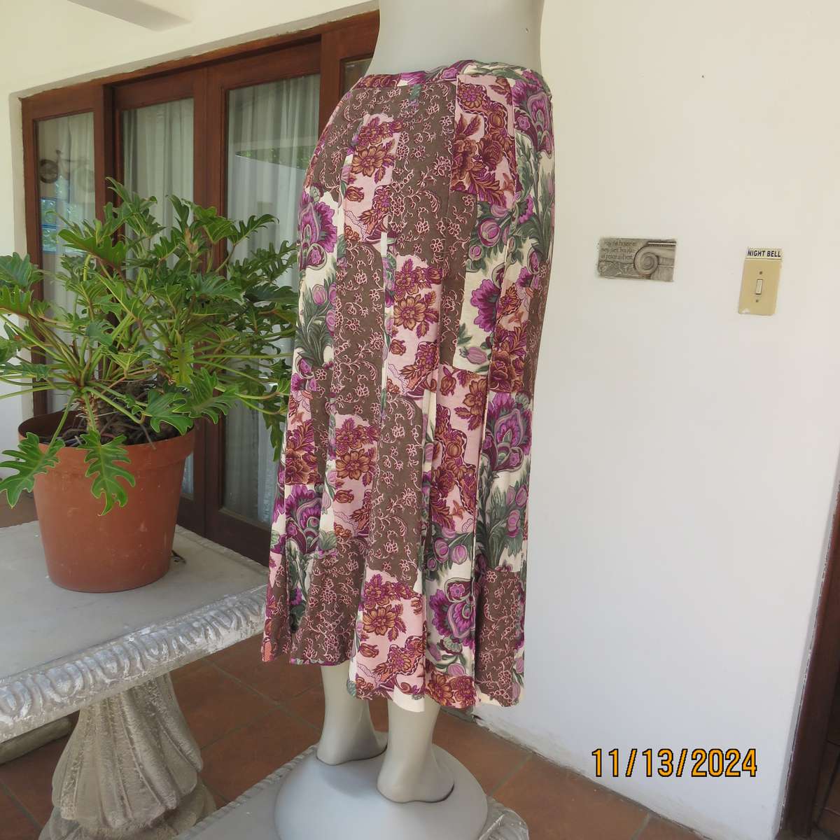 High quality vintage skirt in 12 panels. Size 36. Baroque patterns in cream-green-purple. Lined.