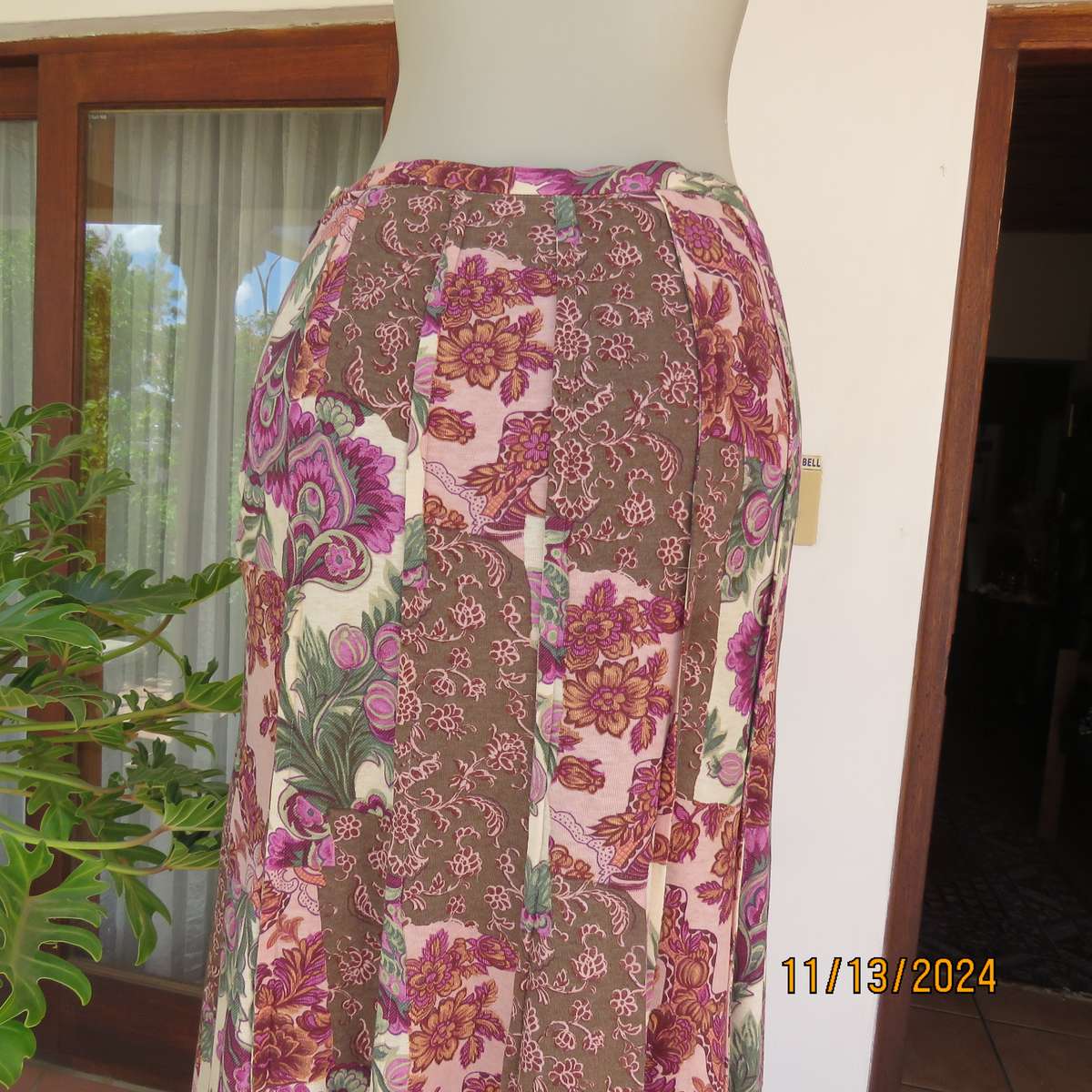 High quality vintage skirt in 12 panels. Size 36. Baroque patterns in cream-green-purple. Lined.