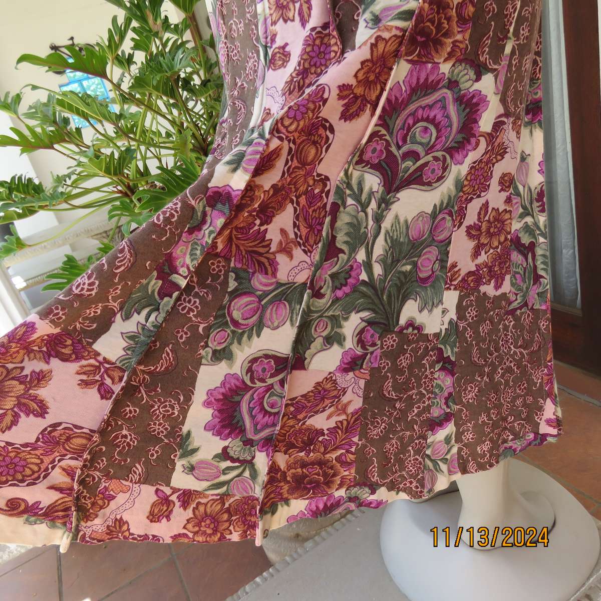 High quality vintage skirt in 12 panels. Size 36. Baroque patterns in cream-green-purple. Lined.