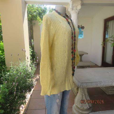 Banana yellow acrylic knit long sleeve jumper with cable pattern and crew neck size 40