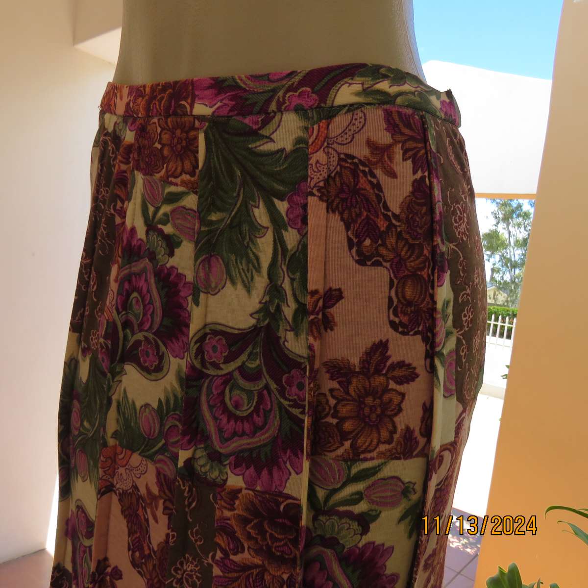 High quality vintage skirt in 12 panels. Size 36. Baroque patterns in cream-green-purple. Lined.
