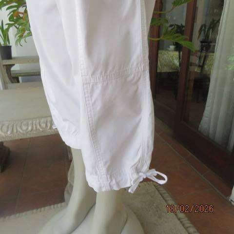 Woolworths white 100% cotton cropped pants with back and front pockets, size 38-14