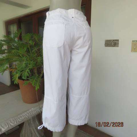 Woolworths white 100% cotton cropped pants with back and front pockets, size 38-14