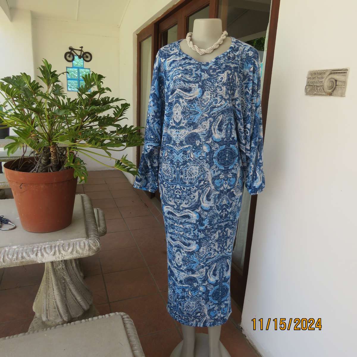 Uniquely structured blue-white baroque printed wedge dress. Size 40. Rayon-viscose stretch. As new