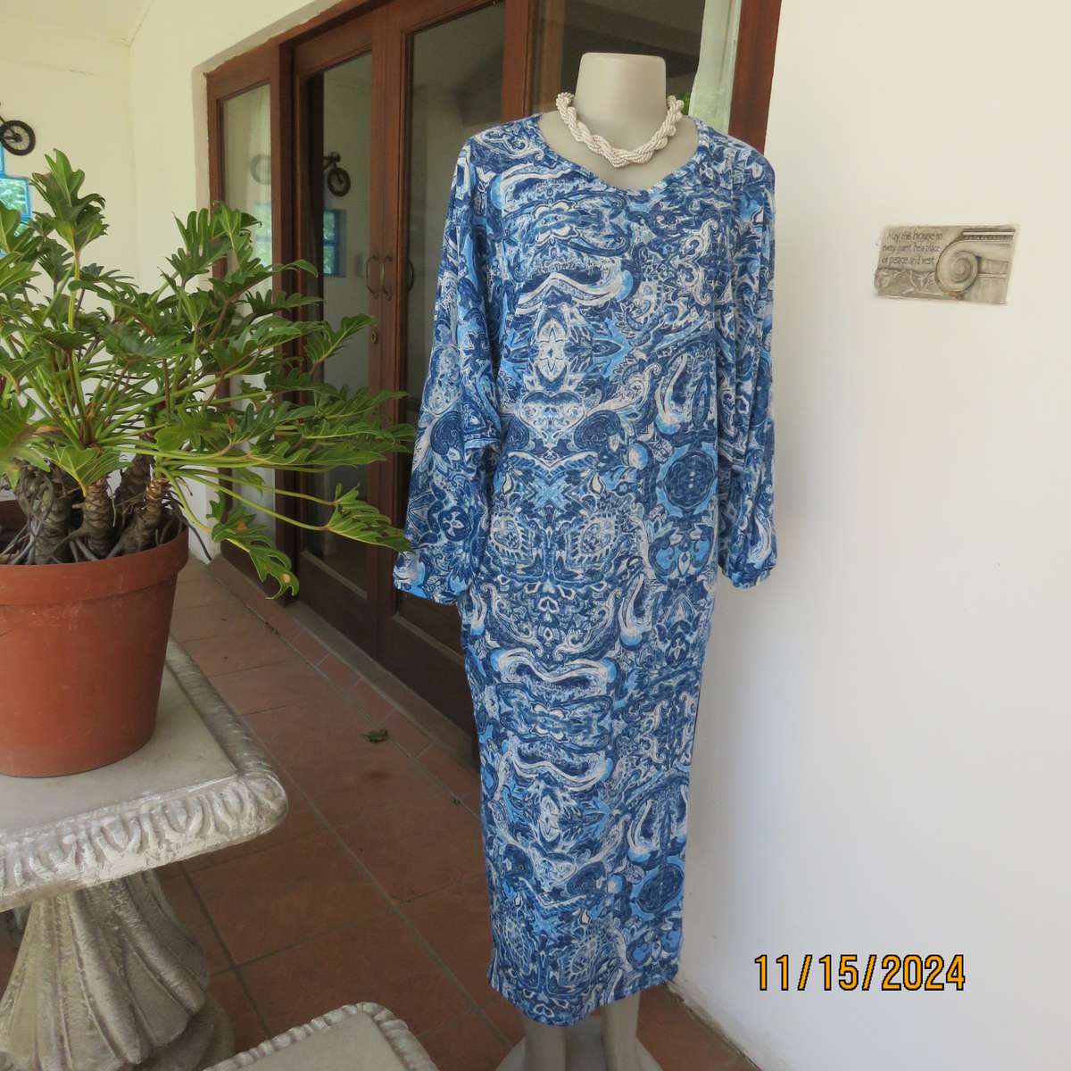Uniquely structured blue-white baroque printed wedge dress. Size 40. Rayon-viscose stretch. As new