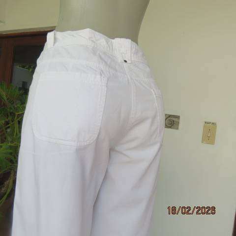 Woolworths white 100% cotton cropped pants with back and front pockets, size 38-14
