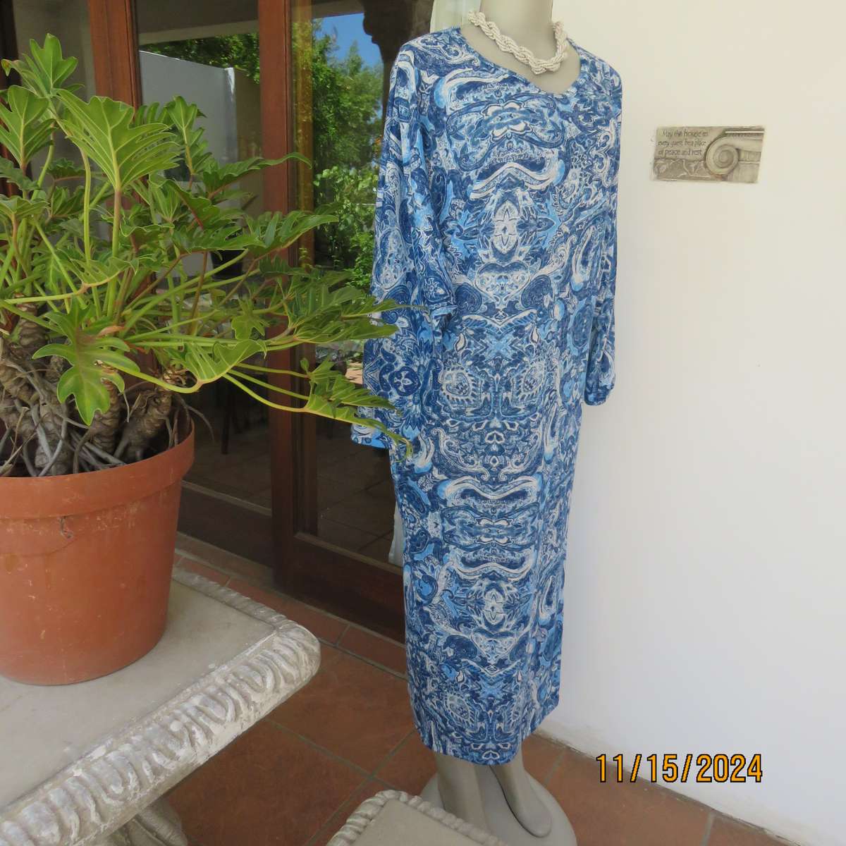 Uniquely structured blue-white baroque printed wedge dress. Size 40. Rayon-viscose stretch. As new