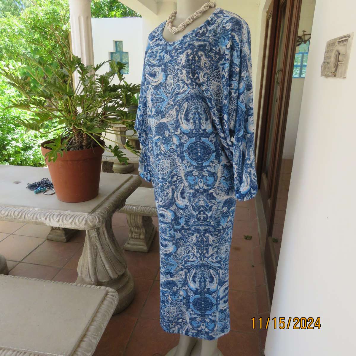 Uniquely structured blue-white baroque printed wedge dress. Size 40. Rayon-viscose stretch. As new