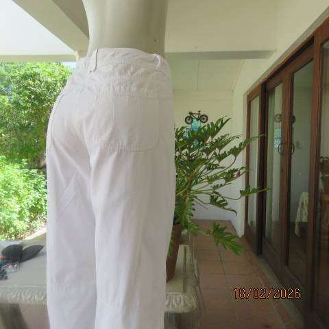 Woolworths white 100% cotton cropped pants with back and front pockets, size 38-14