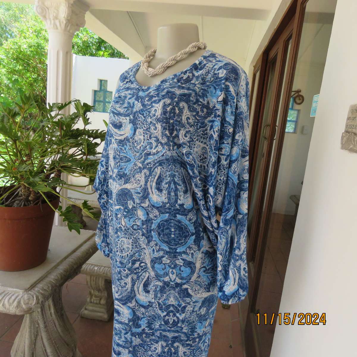 Uniquely structured blue-white baroque printed wedge dress. Size 40. Rayon-viscose stretch. As new