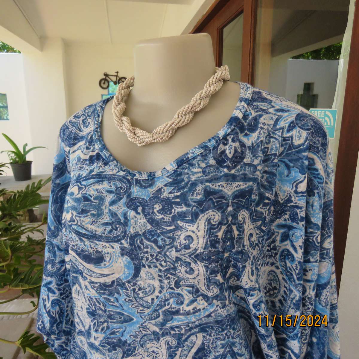 Uniquely structured blue-white baroque printed wedge dress. Size 40. Rayon-viscose stretch. As new