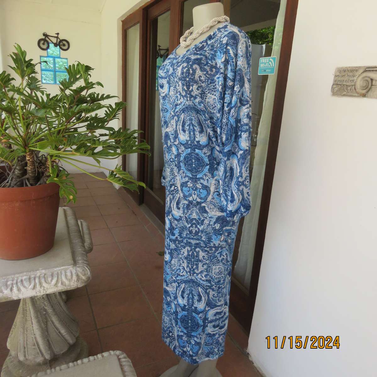 Uniquely structured blue-white baroque printed wedge dress. Size 40. Rayon-viscose stretch. As new