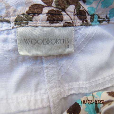 Woolworths white 100% cotton cropped pants with back and front pockets, size 38-14
