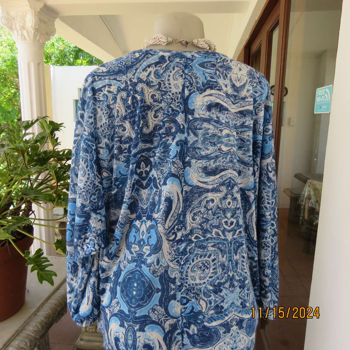 Uniquely structured blue-white baroque printed wedge dress. Size 40. Rayon-viscose stretch. As new