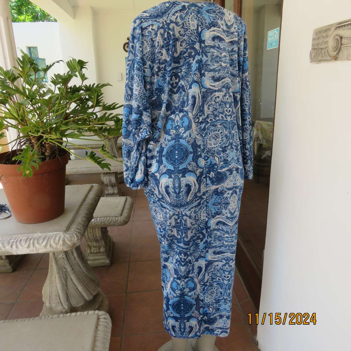 Uniquely structured blue-white baroque printed wedge dress. Size 40. Rayon-viscose stretch. As new
