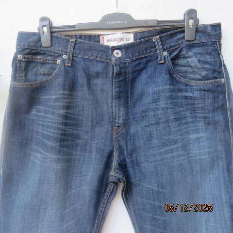 LEVI blue denim men's jeans size 38. Inner leg 73cm. In 100% cotton.