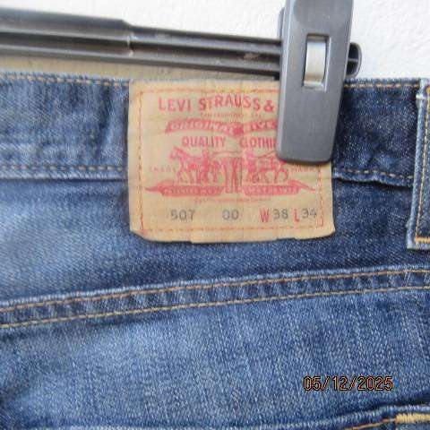 LEVI blue denim men's jeans size 38. Inner leg 73cm. In 100% cotton.