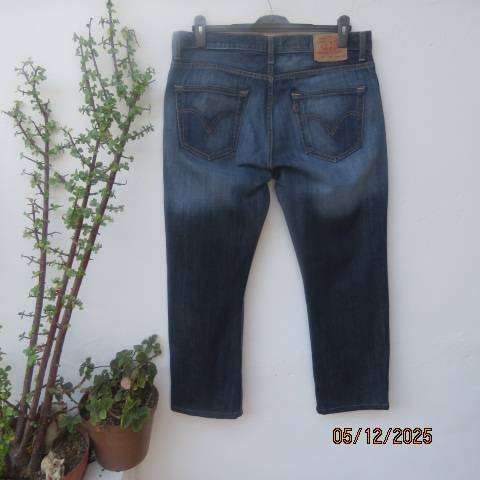 LEVI blue denim men's jeans size 38. Inner leg 73cm. In 100% cotton.