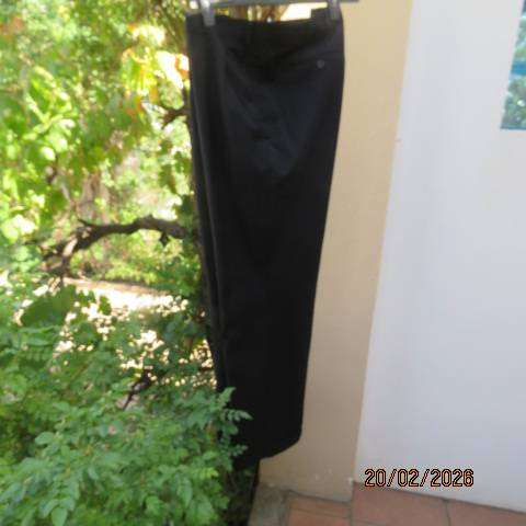 WOOLWORTHS black pleated front dress pants with side and back pockets, size 42