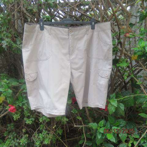 Dark beige ladies shorts in 100% cotton with 2 pockets back-front and sides. Size 46
