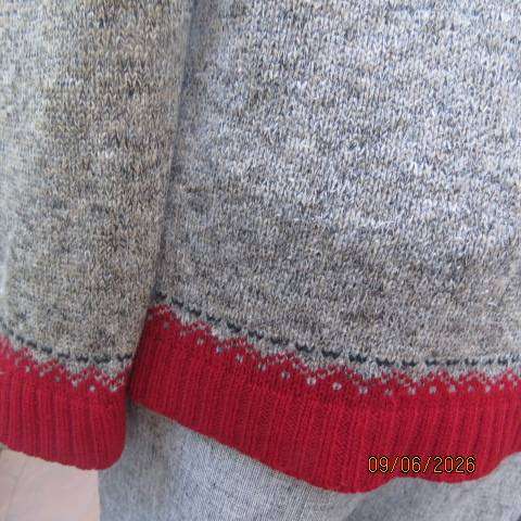 Fair Isle knit slip-over pullover mottled grey-beige with red collar, size 40