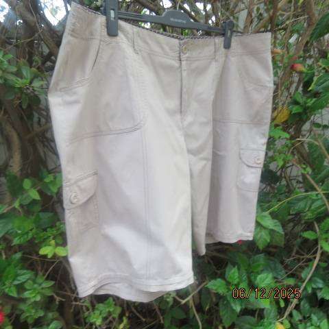 Dark beige ladies shorts in 100% cotton with 2 pockets back-front and sides. Size 46