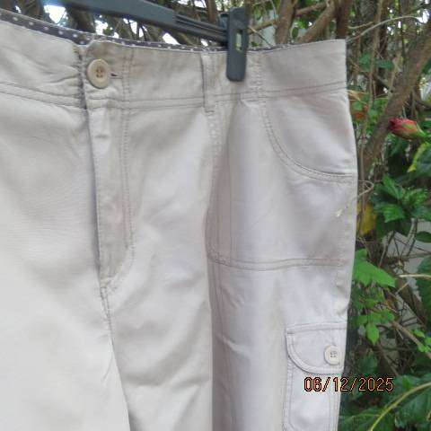 Dark beige ladies shorts in 100% cotton with 2 pockets back-front and sides. Size 46