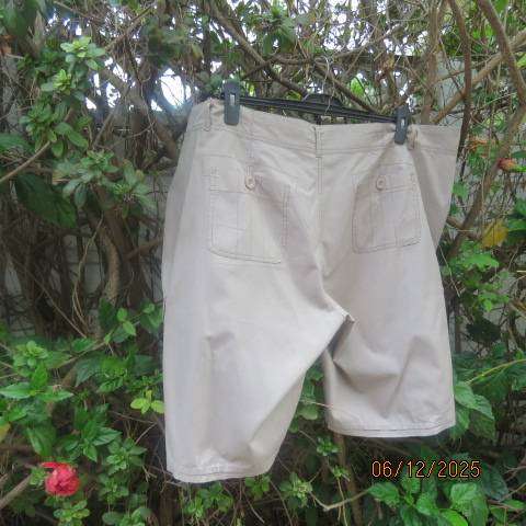 Dark beige ladies shorts in 100% cotton with 2 pockets back-front and sides. Size 46