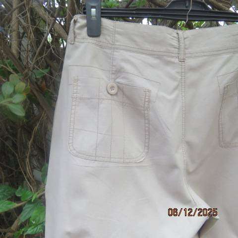 Dark beige ladies shorts in 100% cotton with 2 pockets back-front and sides. Size 46