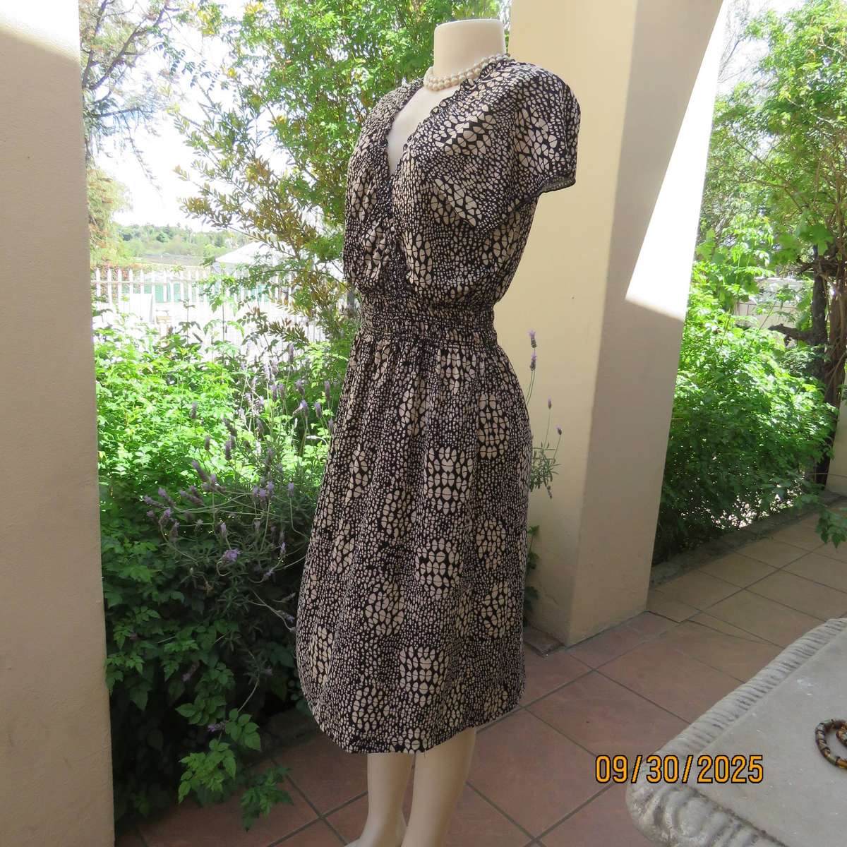 FASHION EXPRESS cream and black stretch polyester dress. Fold over bust. Elasticated waist. Size 40