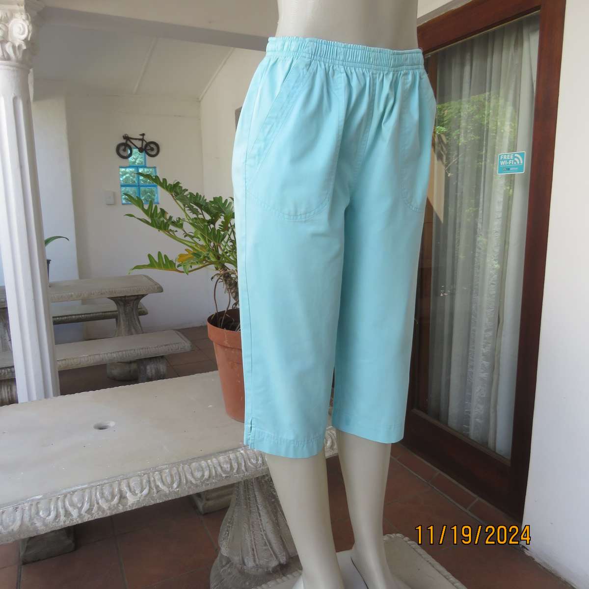 WOOLWORTHS easy to wear aqua colour cotton under knee length pants. Size 34. Front patch pockets.