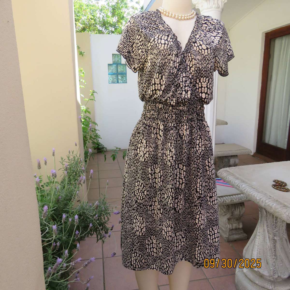 FASHION EXPRESS cream and black stretch polyester dress. Fold over bust. Elasticated waist. Size 40