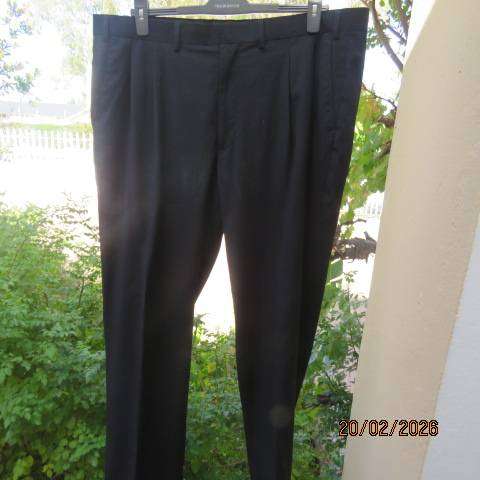 WOOLWORTHS black pleated front dress pants with side and back pockets, size 42