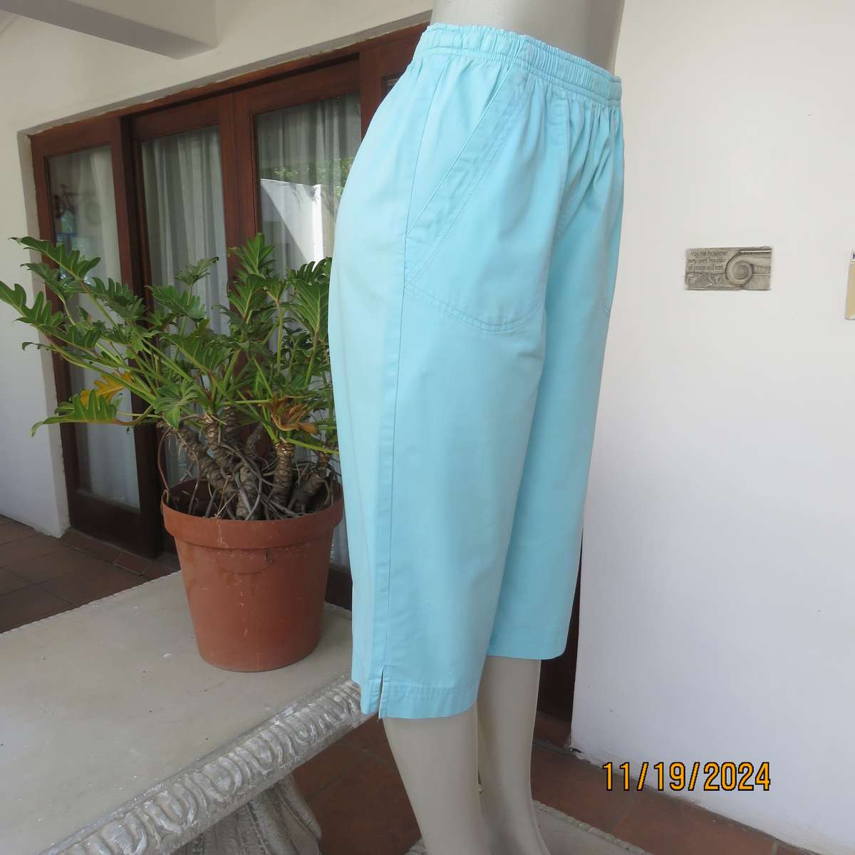 WOOLWORTHS easy to wear aqua colour cotton under knee length pants. Size 34. Front patch pockets.