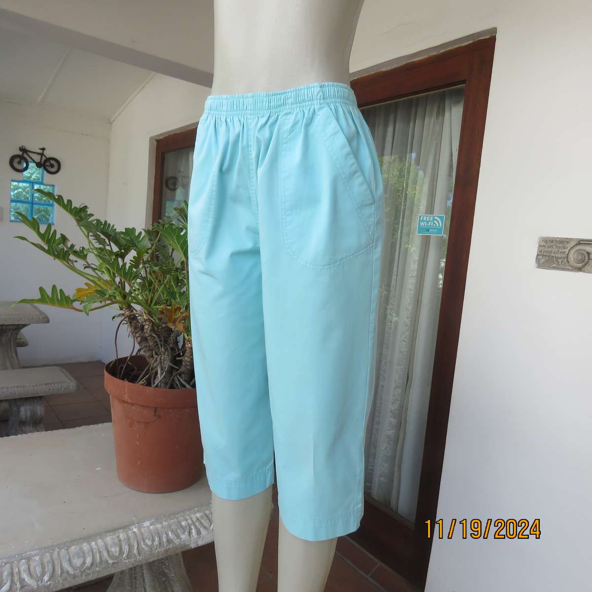 WOOLWORTHS easy to wear aqua colour cotton under knee length pants. Size 34. Front patch pockets.