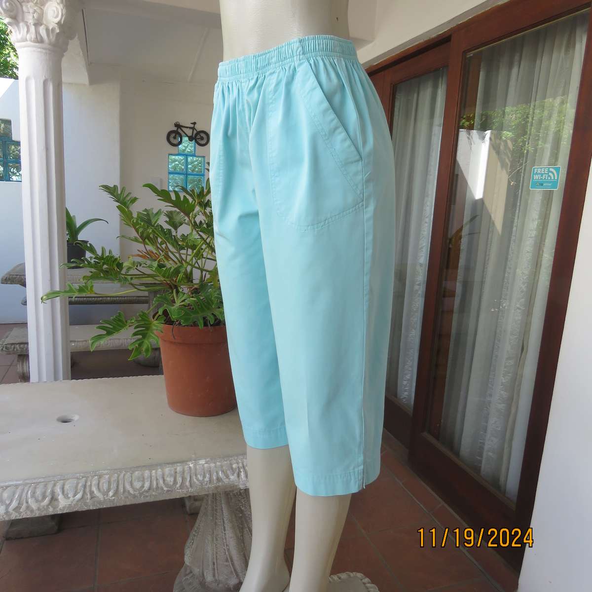 WOOLWORTHS easy to wear aqua colour cotton under knee length pants. Size 34. Front patch pockets.