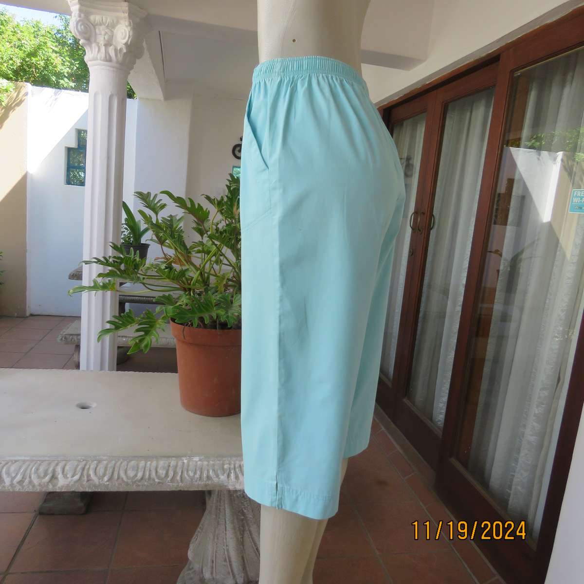 WOOLWORTHS easy to wear aqua colour cotton under knee length pants. Size 34. Front patch pockets.