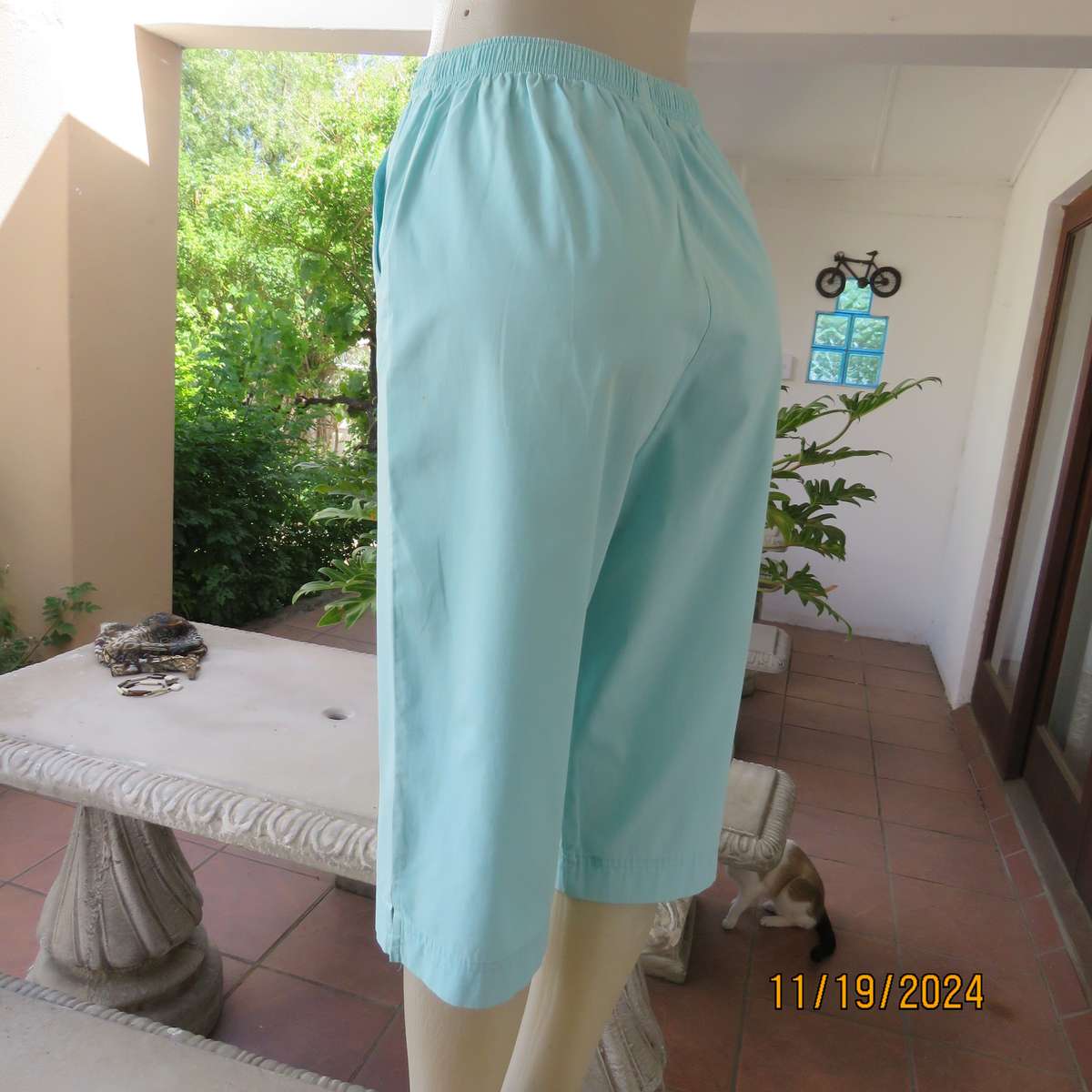 WOOLWORTHS easy to wear aqua colour cotton under knee length pants. Size 34. Front patch pockets.