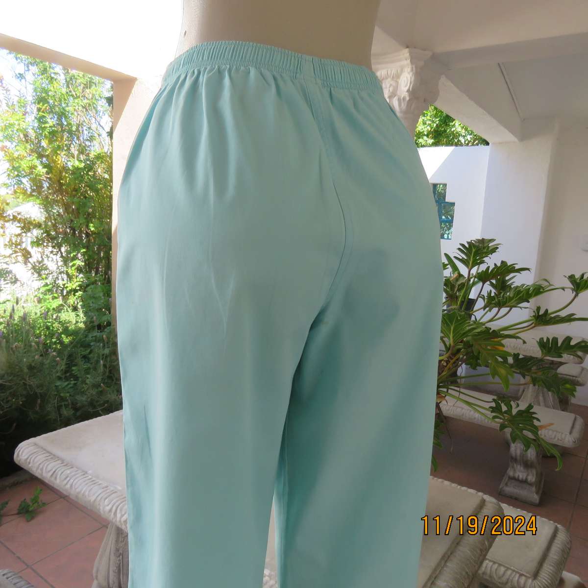 WOOLWORTHS easy to wear aqua colour cotton under knee length pants. Size 34. Front patch pockets.