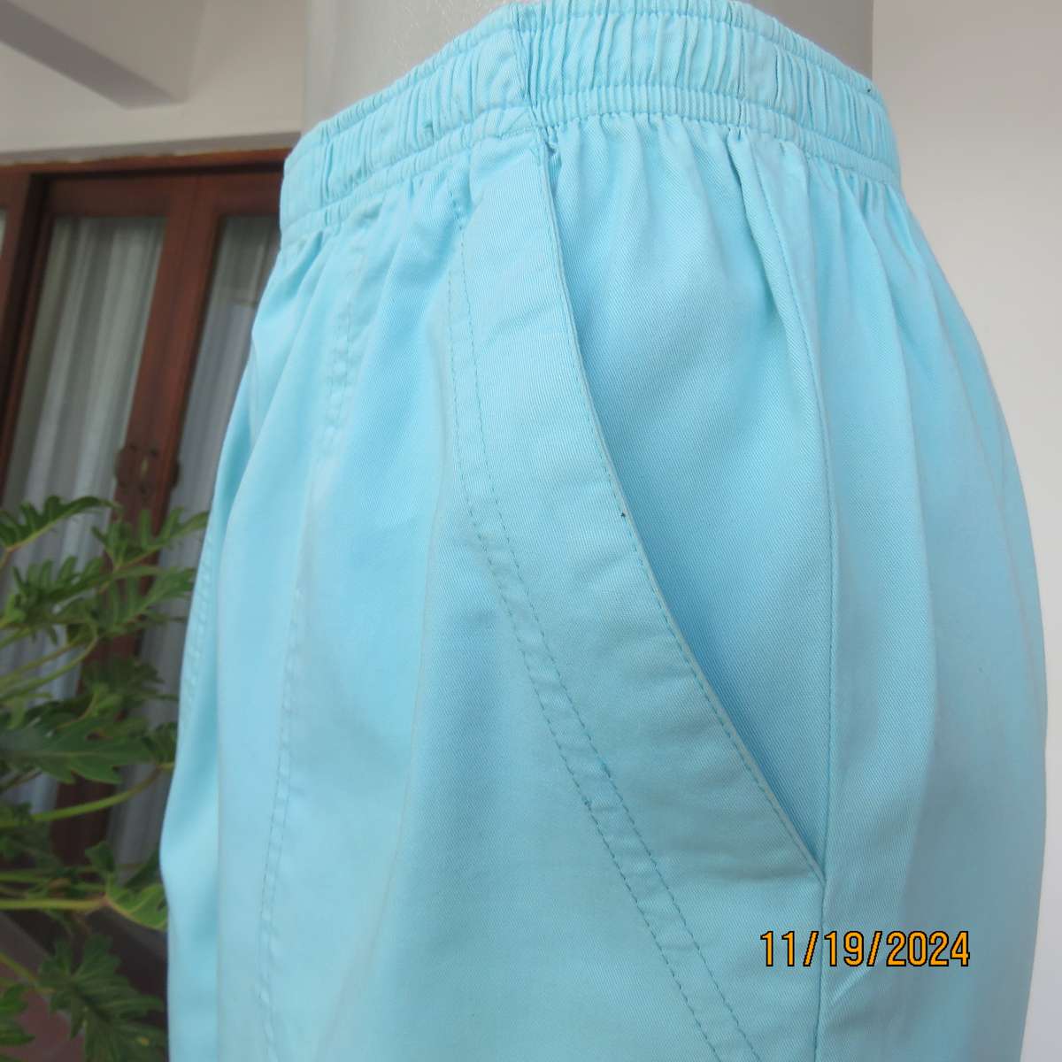 WOOLWORTHS easy to wear aqua colour cotton under knee length pants. Size 34. Front patch pockets.