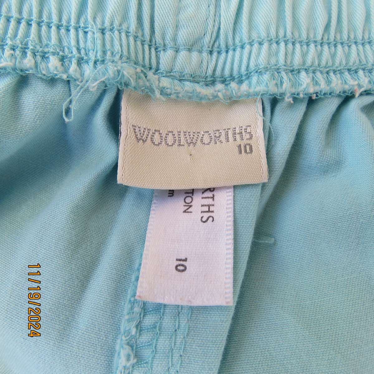 WOOLWORTHS easy to wear aqua colour cotton under knee length pants. Size 34. Front patch pockets.