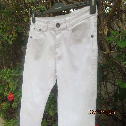 Men's white polycotton stretch skinny jeans in size 30.
