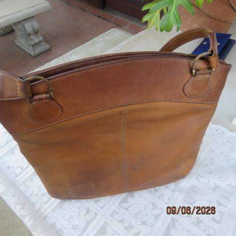 Der Lederhandler genuine leather in tan handbag with spacious storage