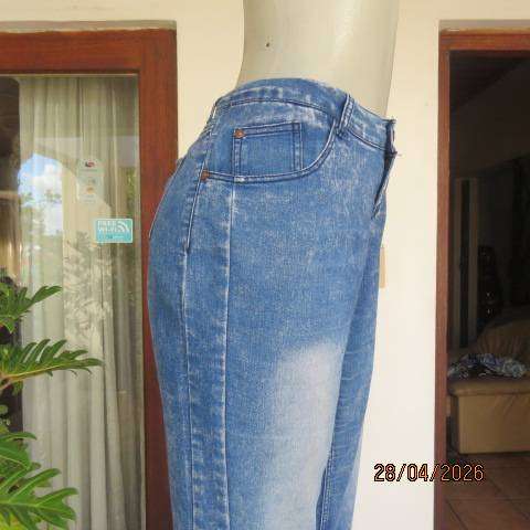 Low rise skinny blue denim jeans with side inlays, size 38