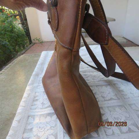 Der Lederhandler genuine leather in tan handbag with spacious storage
